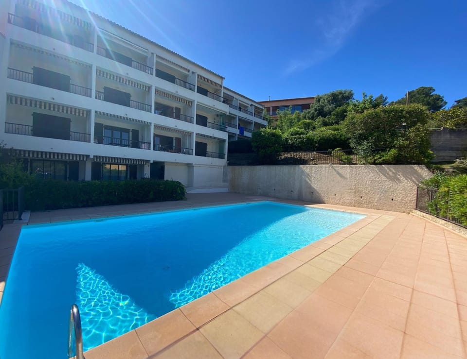 LA BAIE Studio cabine climatisé, vue mer, pour 4 personnes avec piscine sur la presqu'île de Giens à Hyères Cabin in Hyères