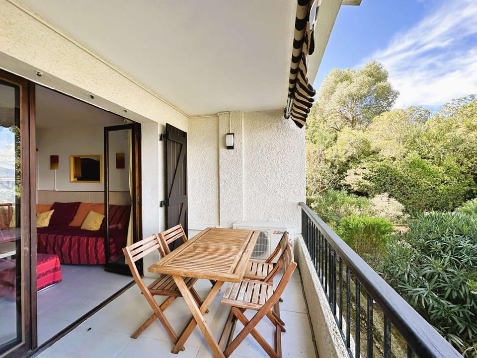LA BAIE Studio cabine climatisé, vue mer, pour 4 personnes avec piscine sur la presqu'île de Giens à Hyères Cabin in Hyères