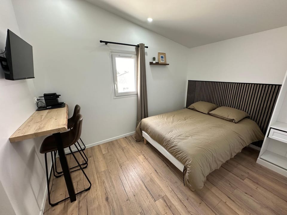 TV and multimedia, Coffee/tea facilities, Lounge or bar, Photo of the whole room, storage