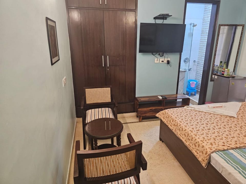Bed, TV and multimedia, Seating area, Bedroom, wardrobe