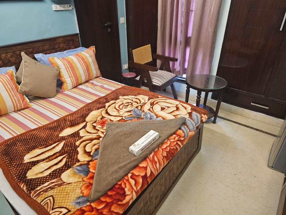 Bed, Seating area, Bedroom, wardrobe