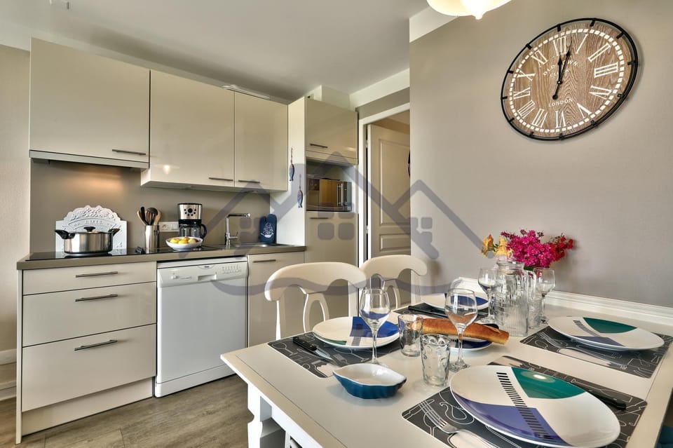 Dining area, dishwasher, minibar