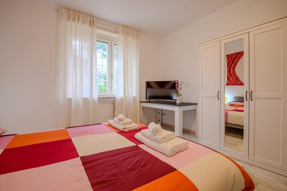 Bed, TV and multimedia, Photo of the whole room, Bedroom, wardrobe