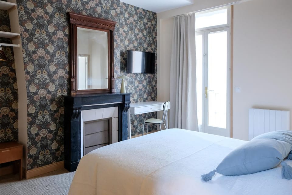 Bed, TV and multimedia, Photo of the whole room, Bedroom