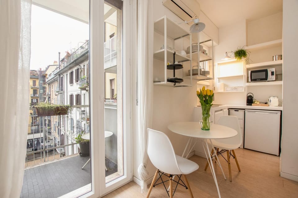 Kitchen or kitchenette, Dining area, minibar, stove