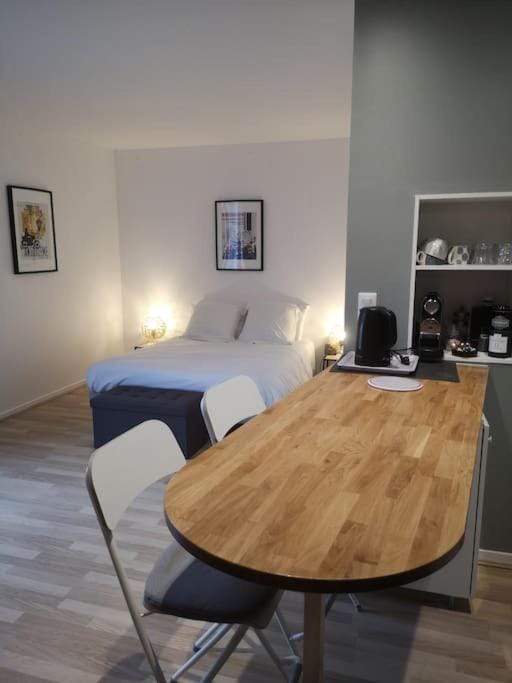 Le St Ausone Studio Centre Ville Cathédrale Apartment in Angoulême