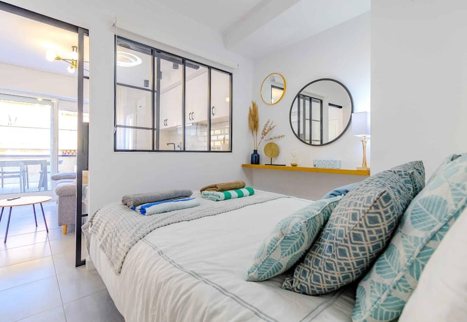 Bed, Photo of the whole room, Seating area, Bedroom