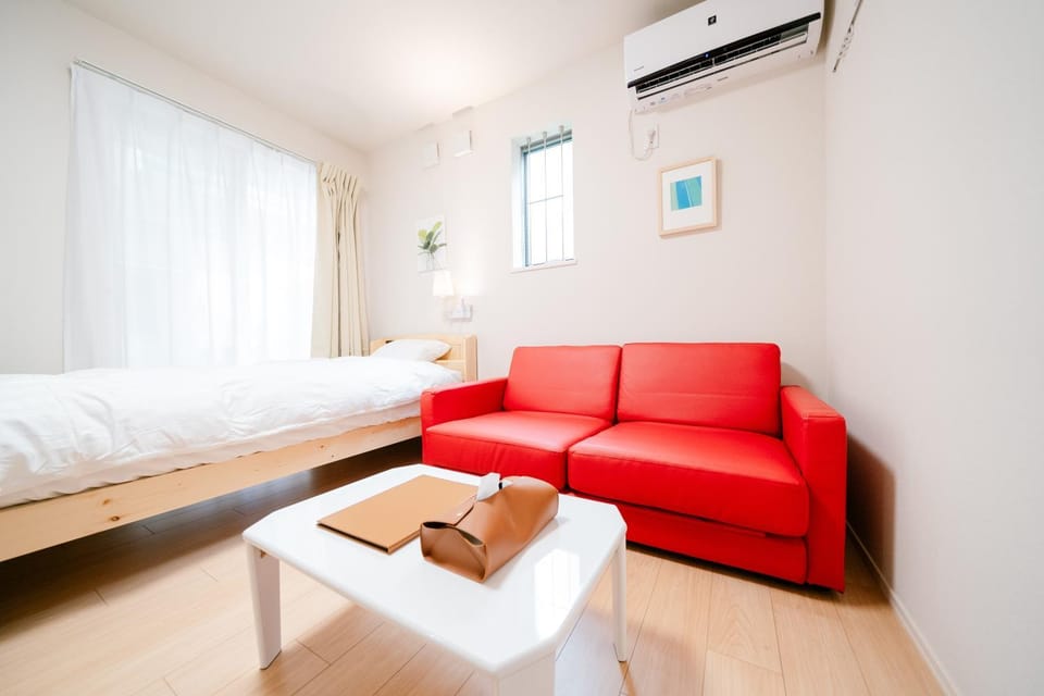 Bed, Living room, Photo of the whole room, Decorative detail, Bedroom, internet, air conditioner