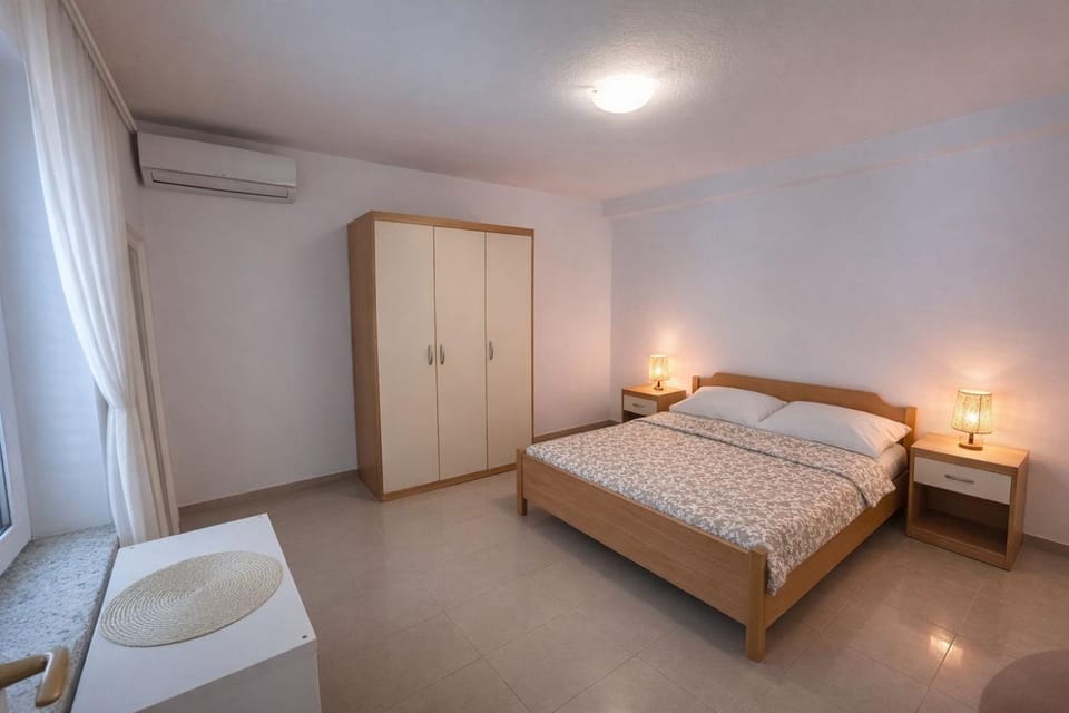 Bed, Photo of the whole room, Bedroom, towels, wardrobe, air conditioner