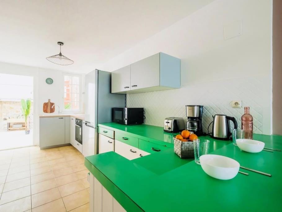 Coffee/tea facilities, Kitchen or kitchenette, oven, stove, toaster