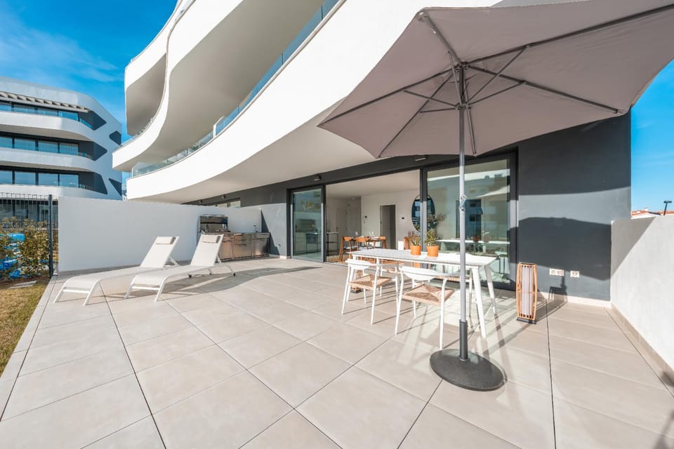 Property building, Patio, Day, Balcony/Terrace, Seating area