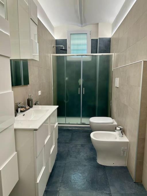 Shower, Toilet, Bathroom, bidet, towels