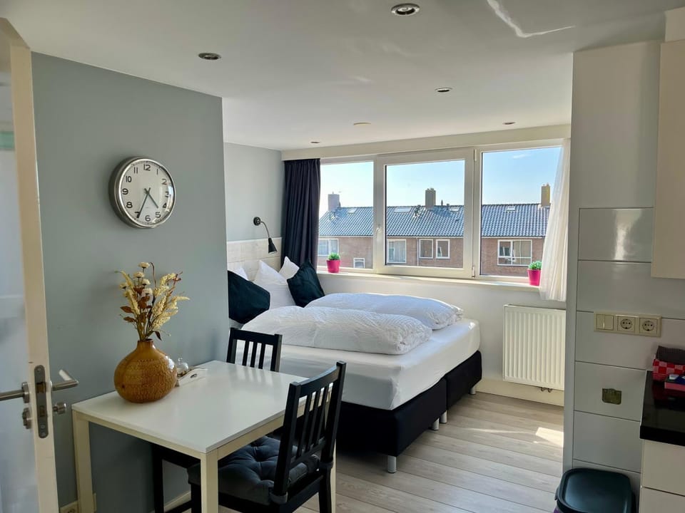 Bed, Photo of the whole room, Dining area