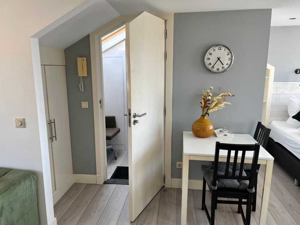 Photo of the whole room, Dining area