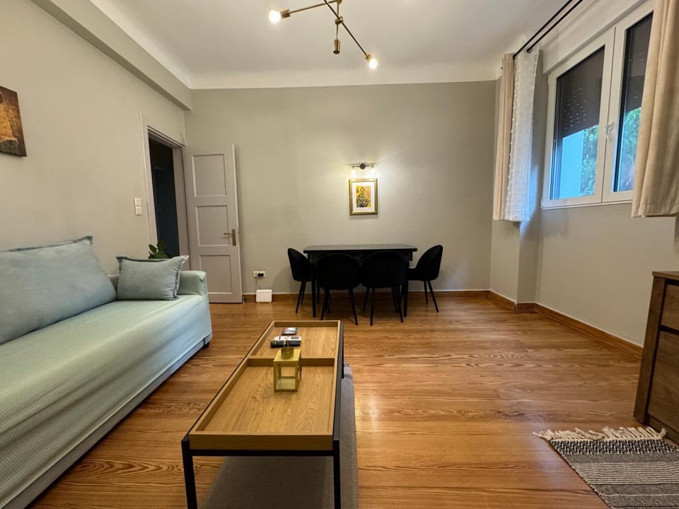 Aiolos kolonaki suite 8 near Hilton Apartment in Athens
