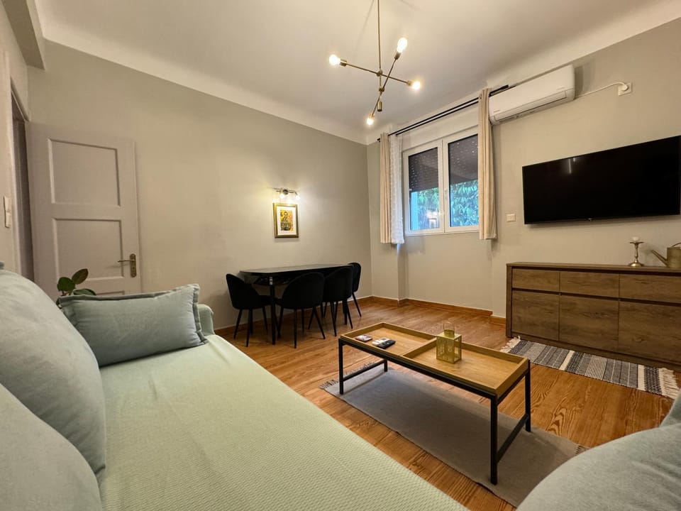 Aiolos kolonaki suite 8 near Hilton Apartment in Athens