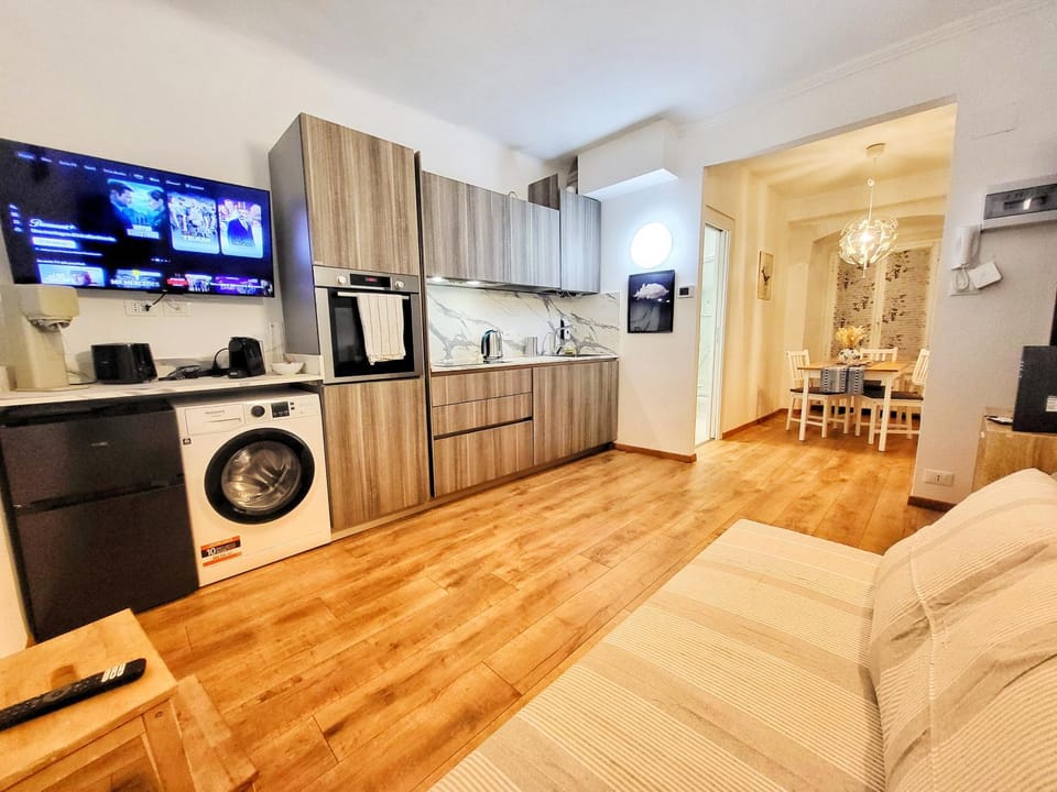 TV and multimedia, Kitchen or kitchenette, Living room, Seating area, oven, stove, toaster, washing machine