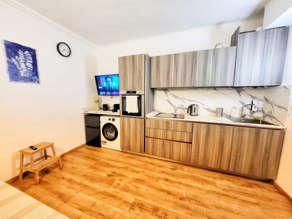 TV and multimedia, Coffee/tea facilities, Kitchen or kitchenette, oven, stove, toaster
