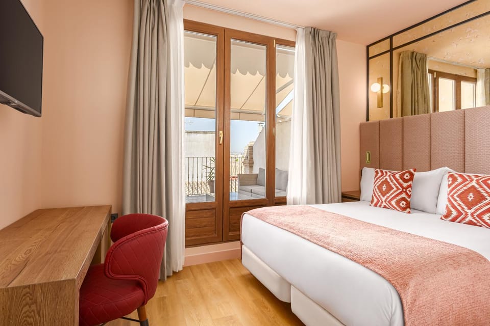 Bed, TV and multimedia, Balcony/Terrace, Seating area, Bedroom