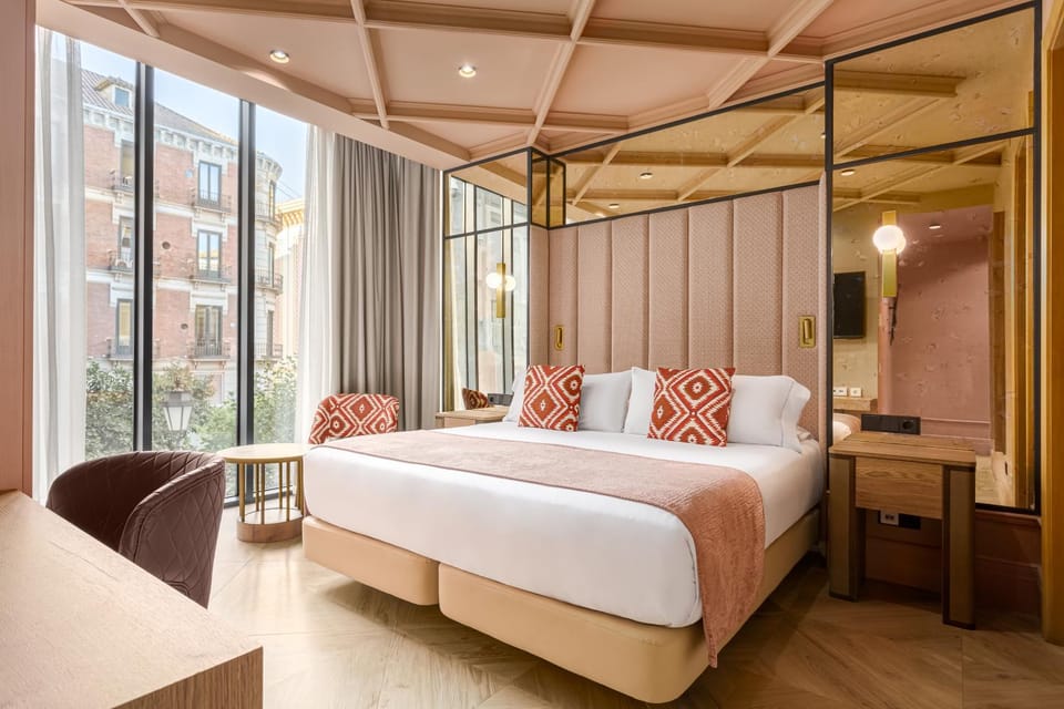 Bed, Photo of the whole room, Seating area, Bedroom, Street view