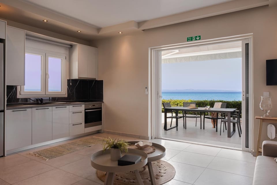 TV and multimedia, Kitchen or kitchenette, Dining area, Sea view, oven, stove