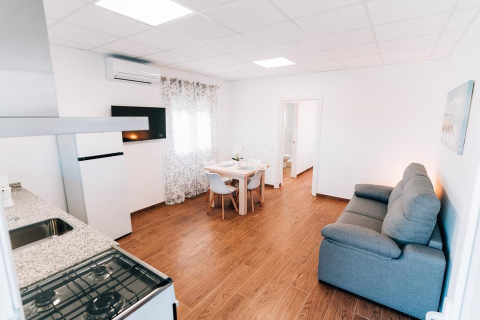 TV and multimedia, Kitchen or kitchenette, Living room, Dining area, air conditioner