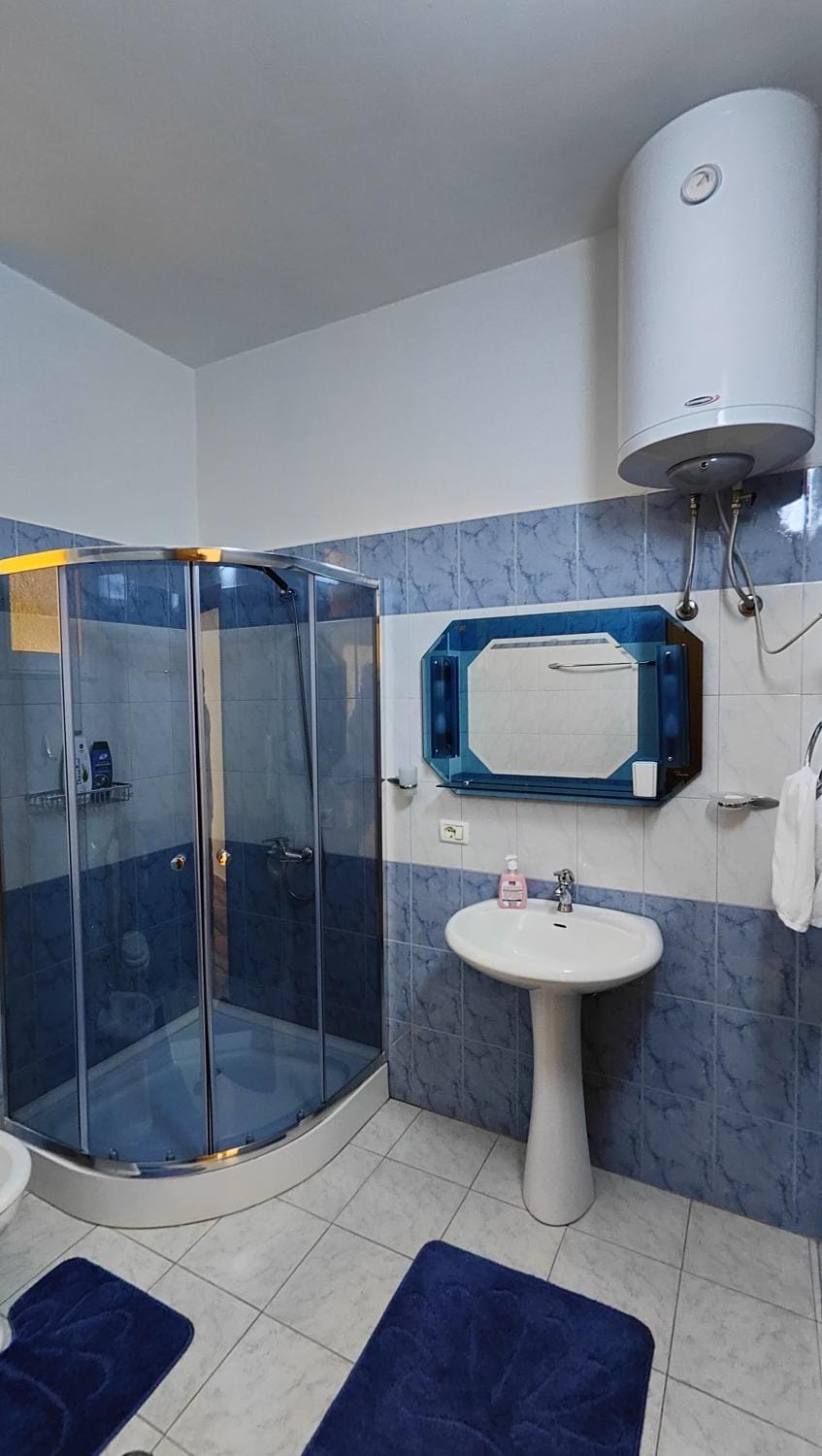 Shower, Toilet, Bathroom, towels