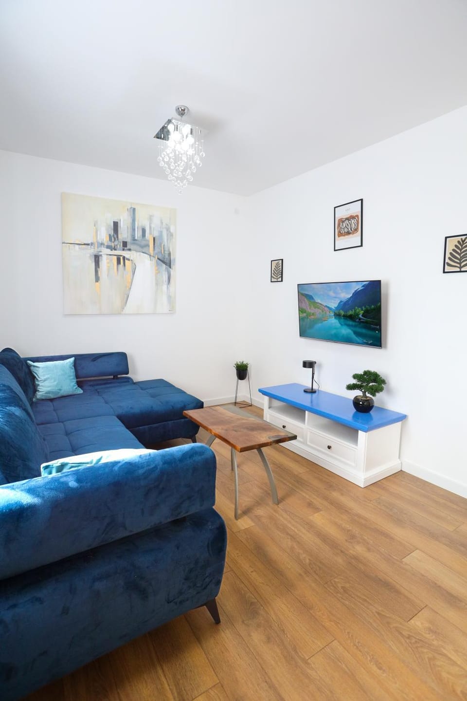 TV and multimedia, Living room, Seating area, Evening entertainment