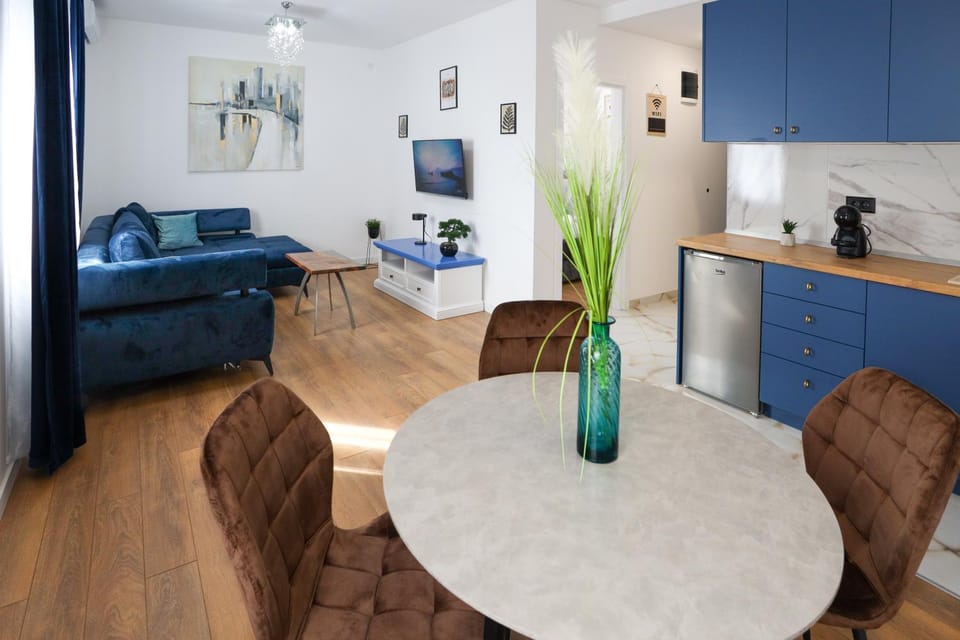 TV and multimedia, Kitchen or kitchenette, Living room, Photo of the whole room, Seating area, Dining area, Bedroom