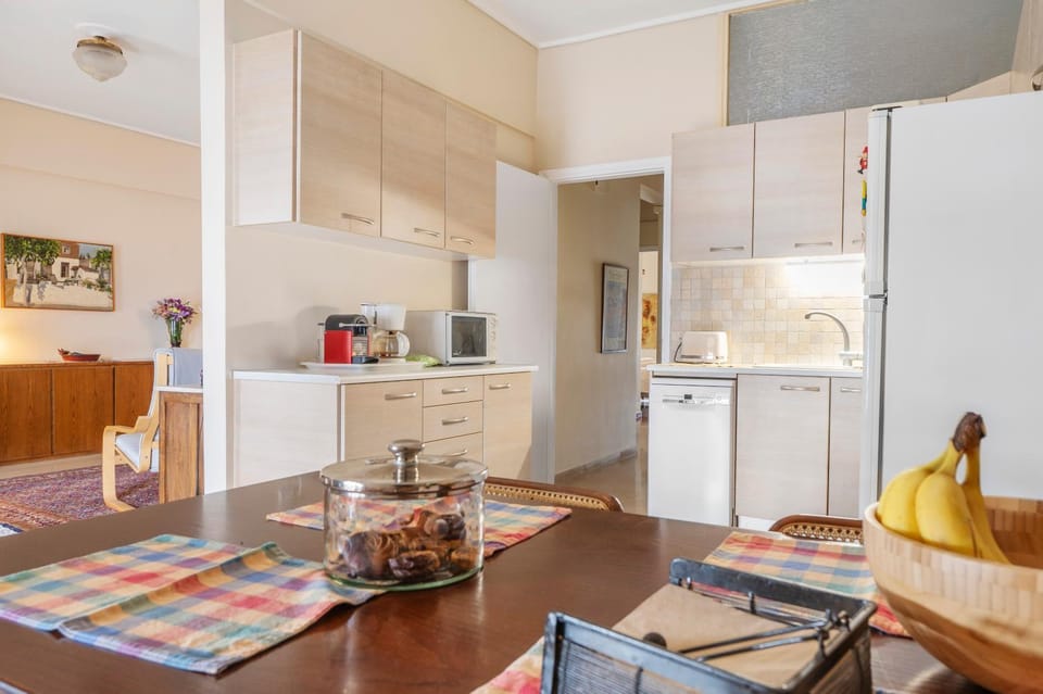 Coffee/tea facilities, Kitchen or kitchenette, Dining area, dishwasher, oven, stove, toaster