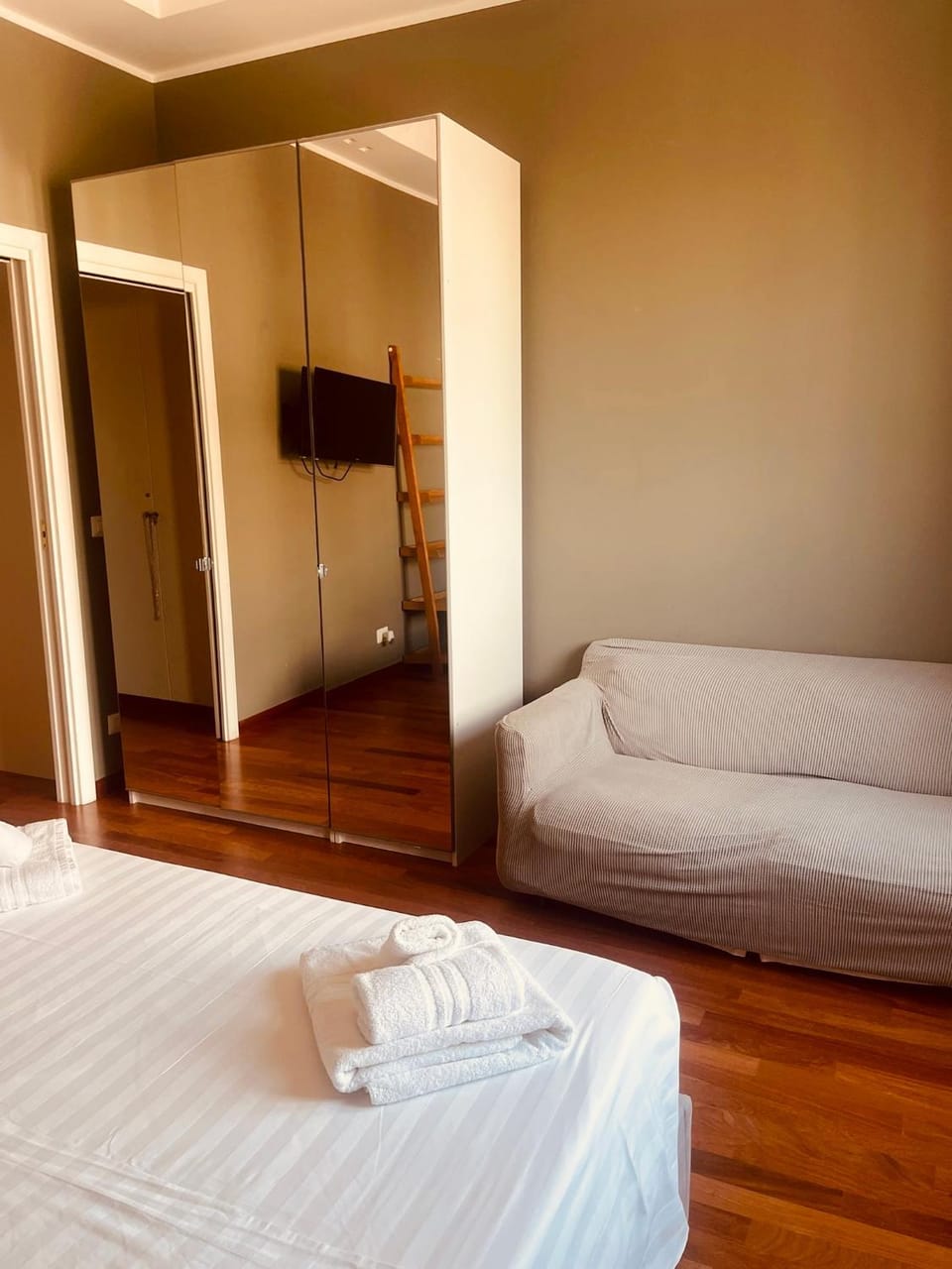 Bed, Bedroom, towels, wardrobe
