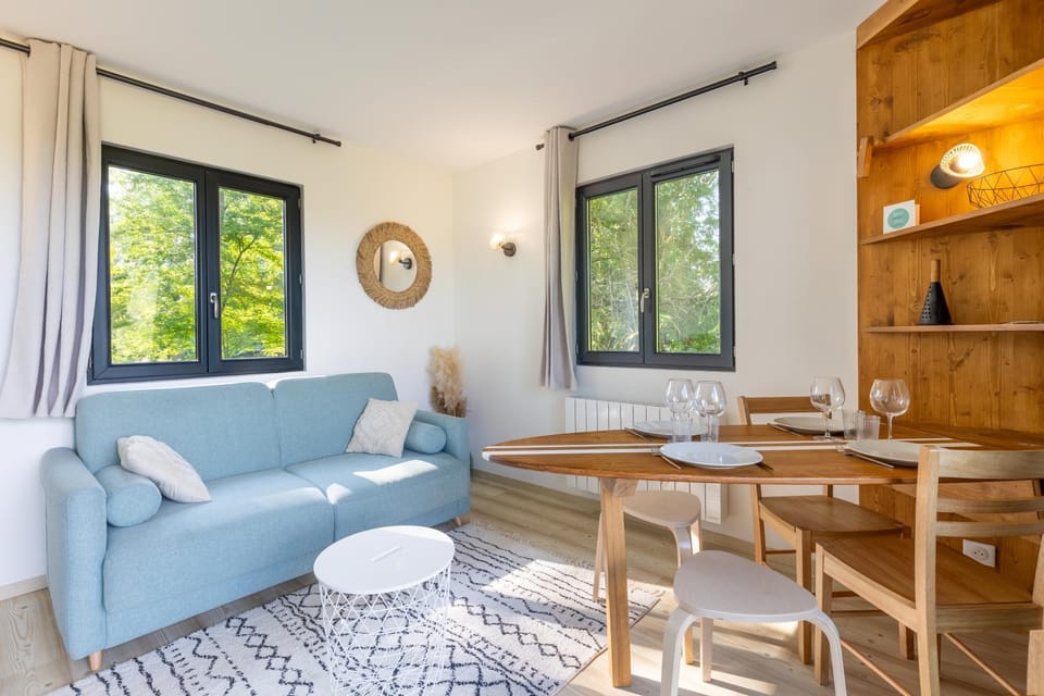 Living room, Seating area, Dining area, internet