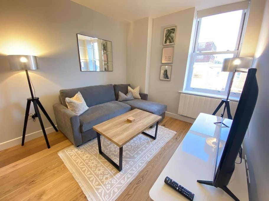 Modern Southampton City Centre Apartment with Superking Bed - Sleeps up to 4 Apartment in Southampton