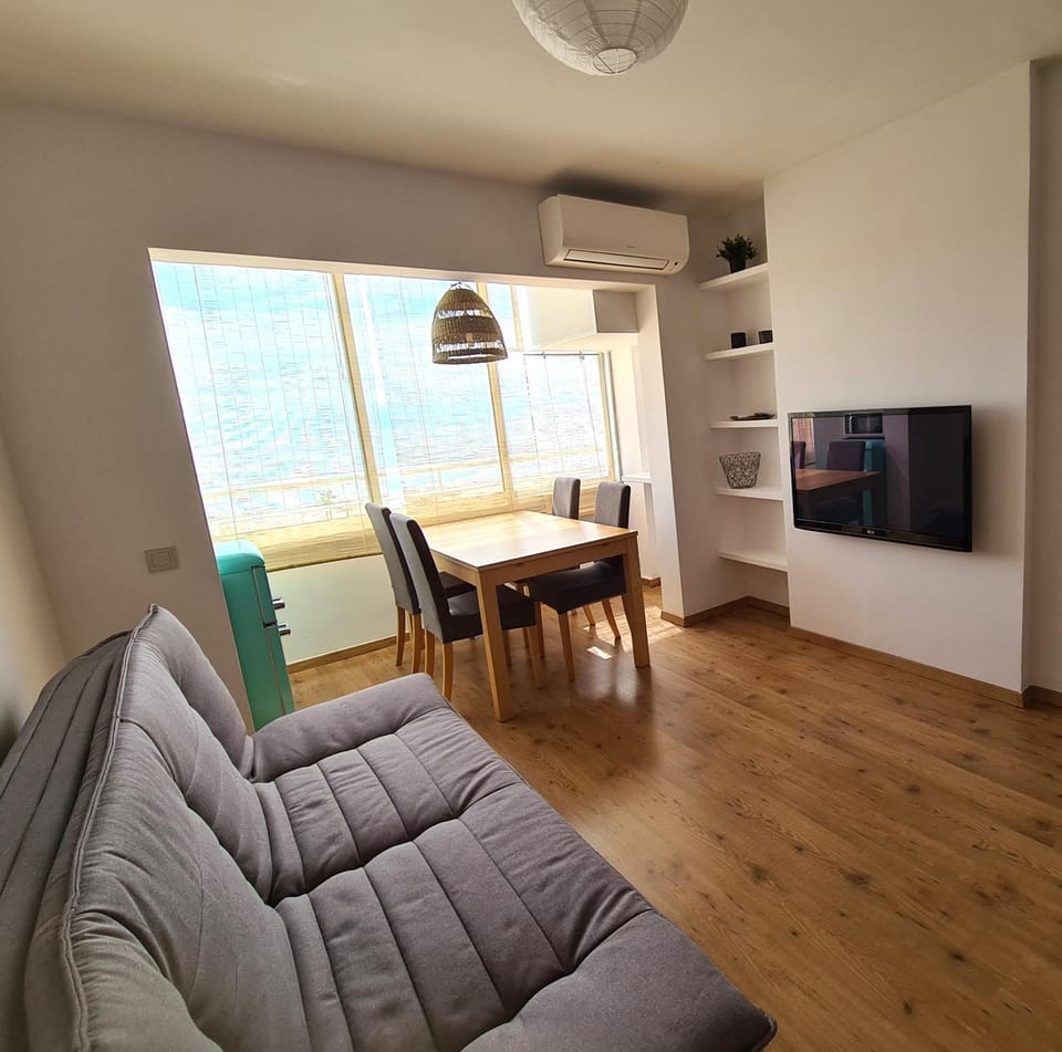 Day, Seating area, On site, air conditioner