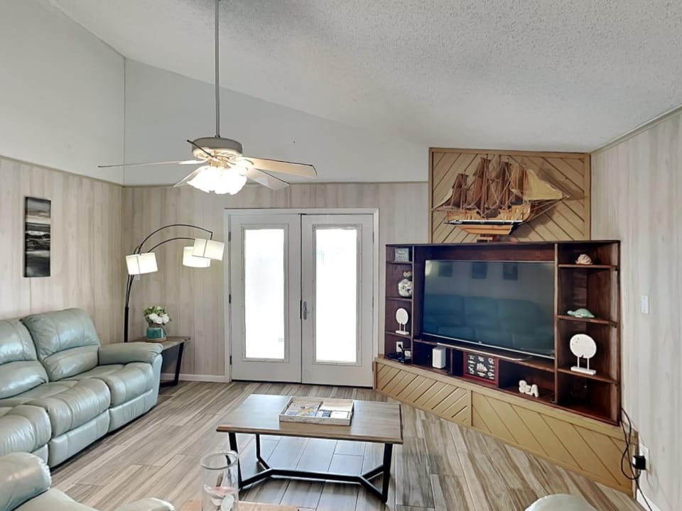 TV and multimedia, Living room, Seating area, furniture