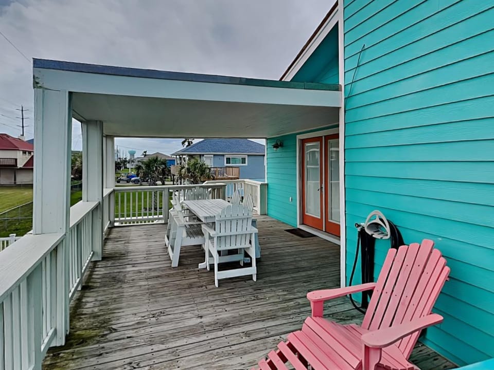 Property building, Patio, Neighbourhood, Seating area, furniture