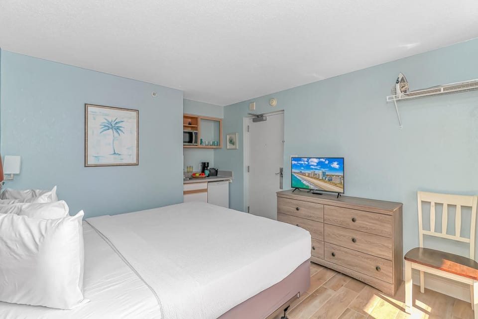 Newly Renovated King Suite-Ocean Views! Boardwalk 1140 House in Myrtle Beach