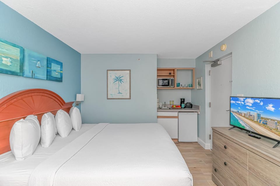 Newly Renovated King Suite-Ocean Views! Boardwalk 1140 House in Myrtle Beach
