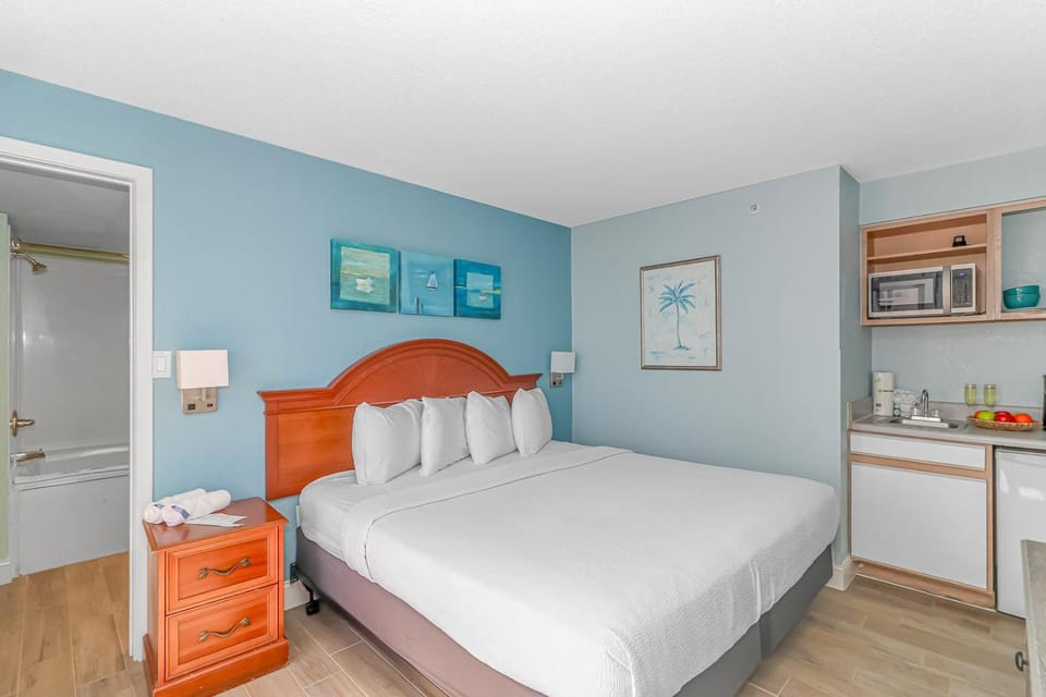 Newly Renovated King Suite-Ocean Views! Boardwalk 1140 House in Myrtle Beach