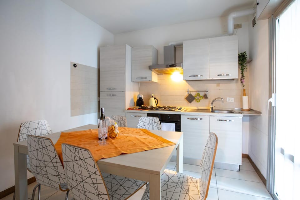 Kitchen or kitchenette, Dining area, stove