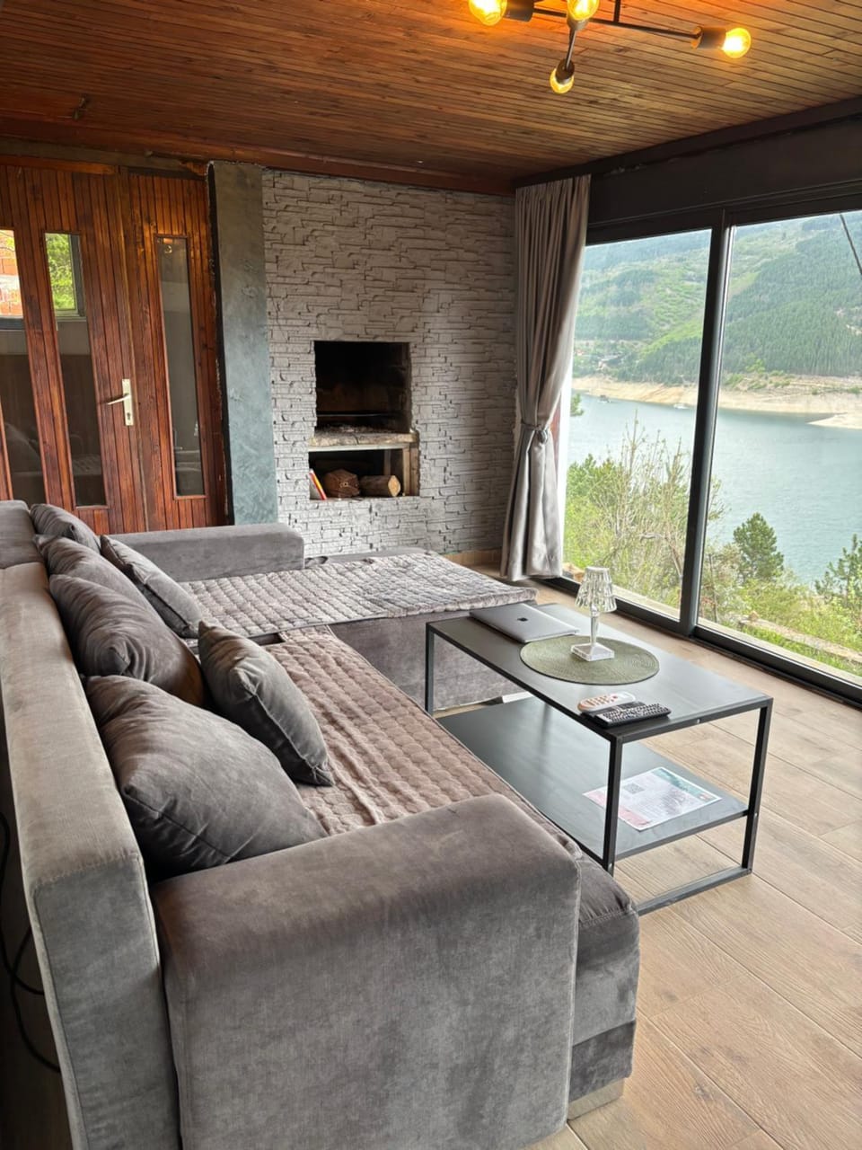 Communal lounge/ TV room, TV and multimedia, Living room, Seating area, Lake view