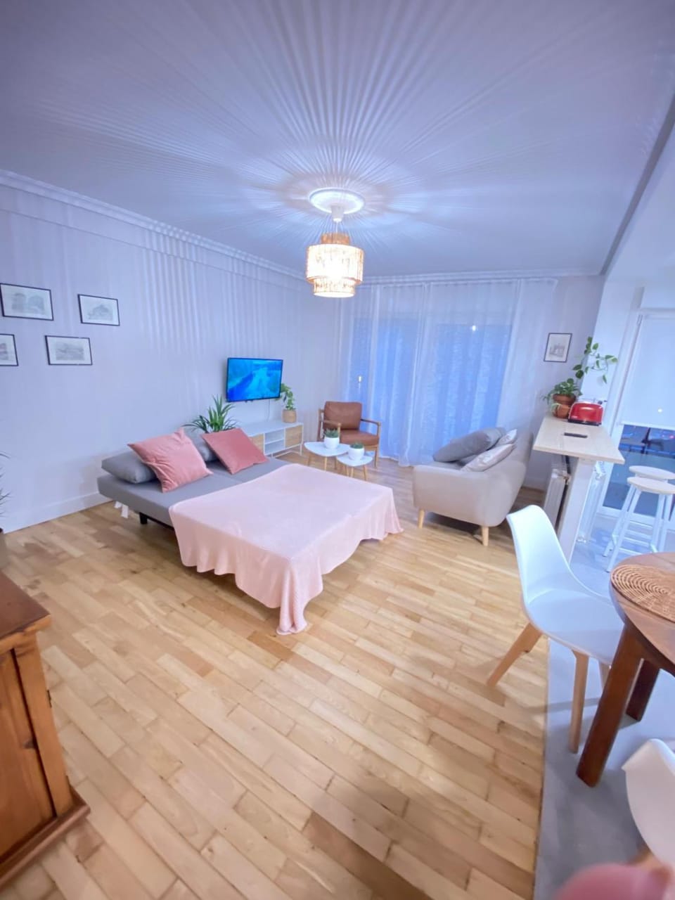 Bed, TV and multimedia, Living room, Photo of the whole room, Seating area, Bedroom