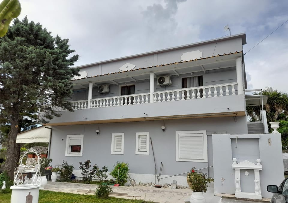 Property building, Day, Balcony/Terrace
