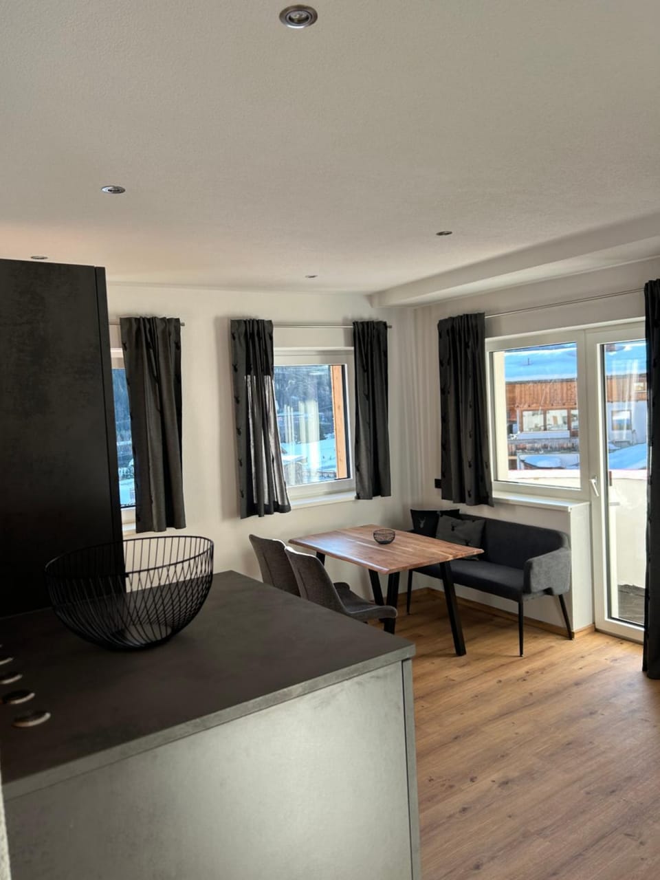 Kitchen or kitchenette, Living room, Seating area, Dining area