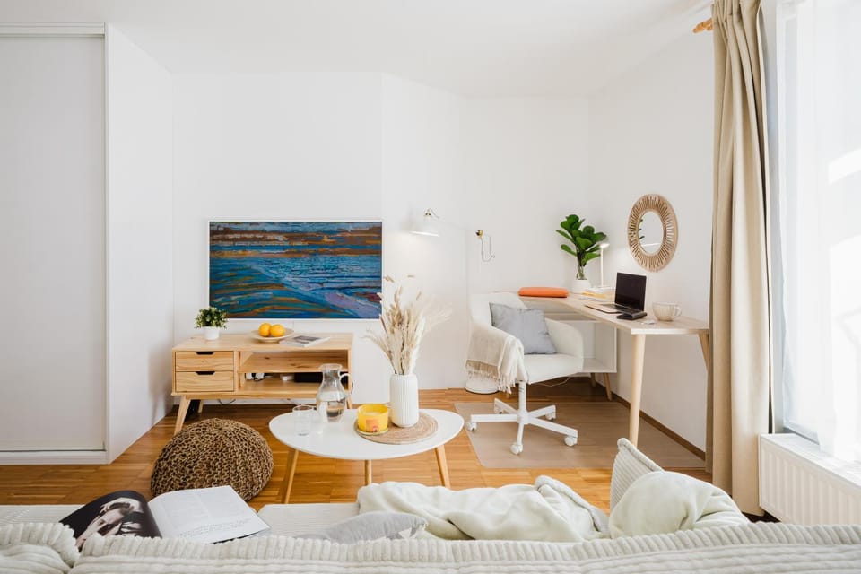 TV and multimedia, Living room, Photo of the whole room, Seating area, Bedroom