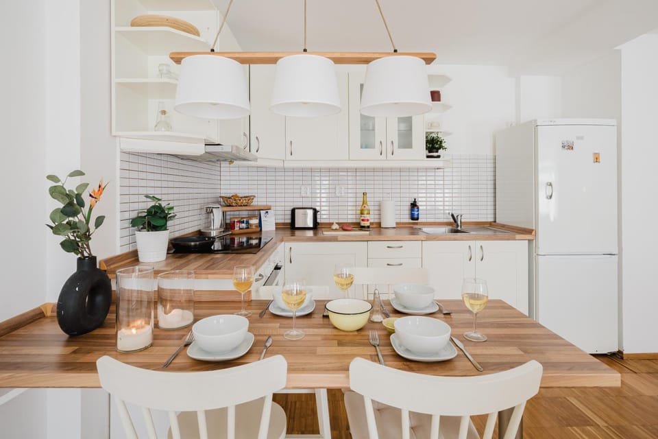 Coffee/tea facilities, Kitchen or kitchenette, Food and drinks, Dining area, stove