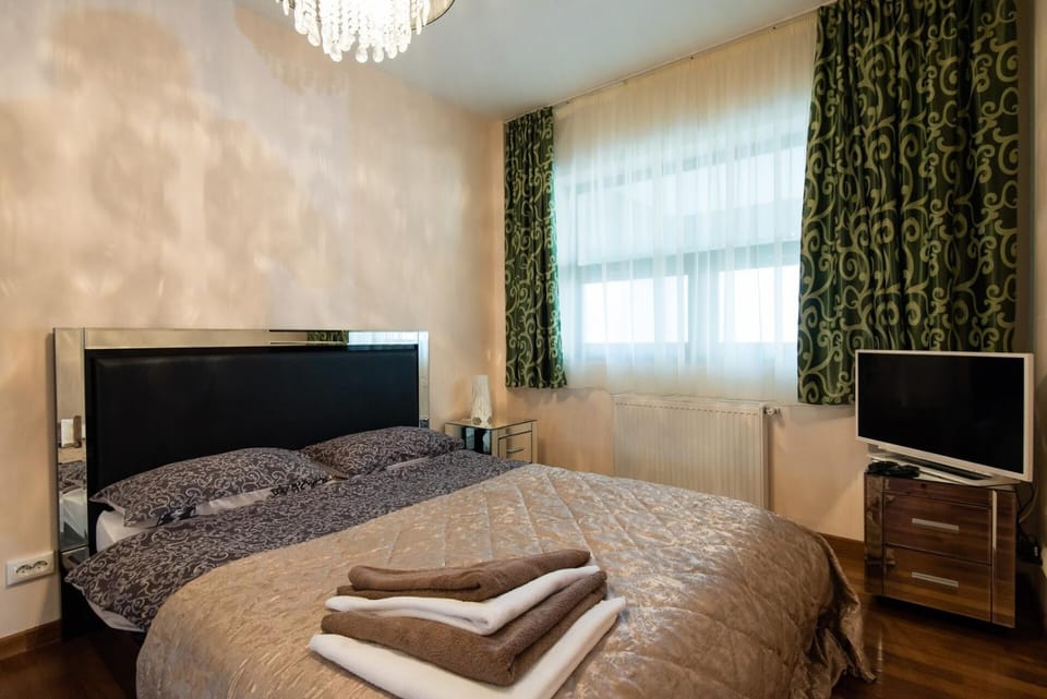 Bed, Bedroom, towels