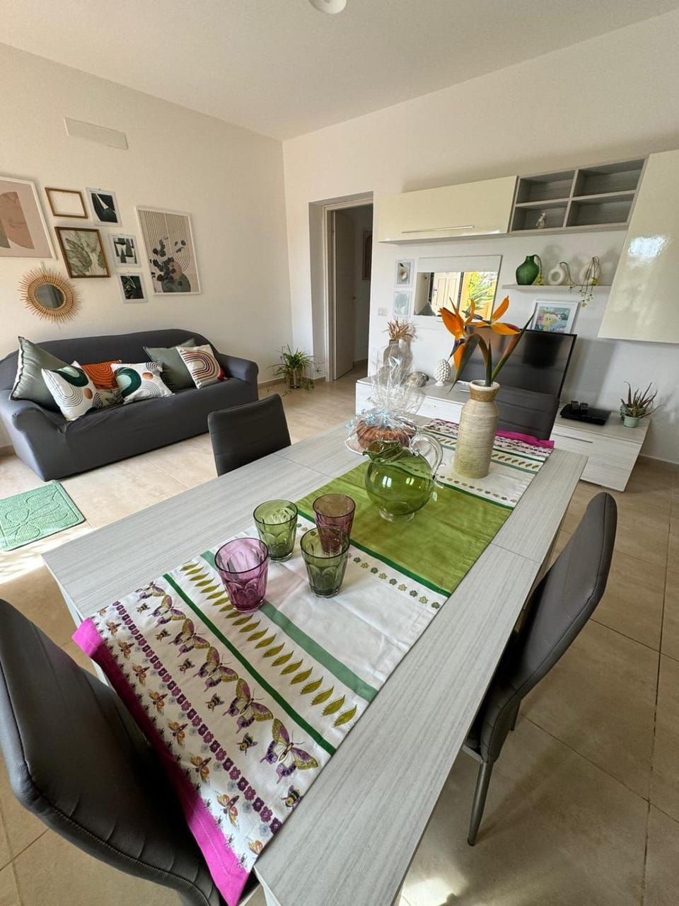 Kitchen or kitchenette, Dining area