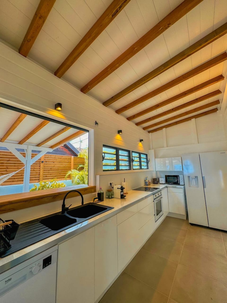 Coffee/tea facilities, Pool view, Sea view, dishwasher, minibar, pet friendly, stove, toaster