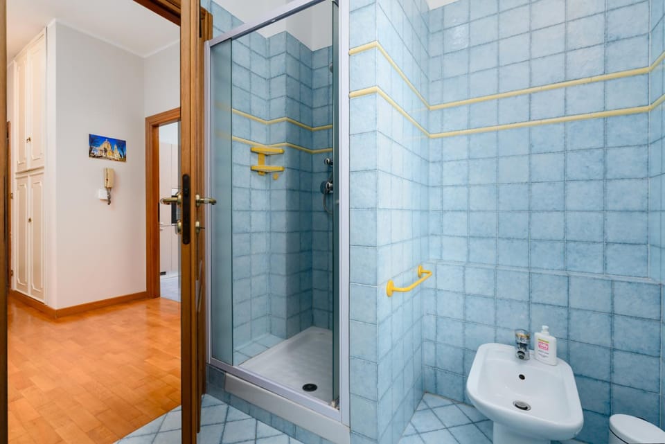 Spazioso trilocale 6 posti letto a 10 minuti da Torino con Box Auto Incluso Apartment in Piedmont